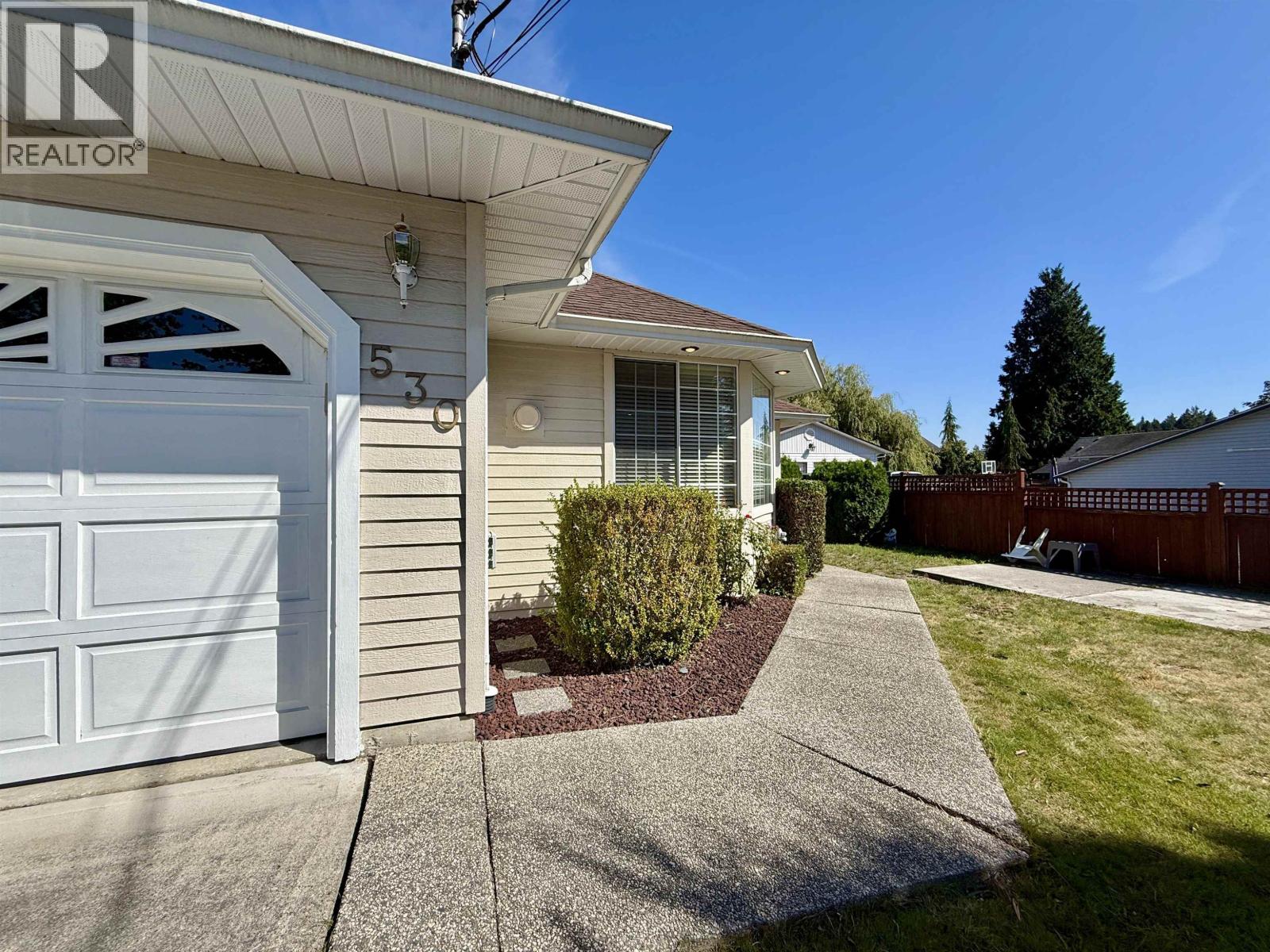 530 Shaw Road, Gibsons, British Columbia  V0N 1V8 - Photo 2 - R3159829