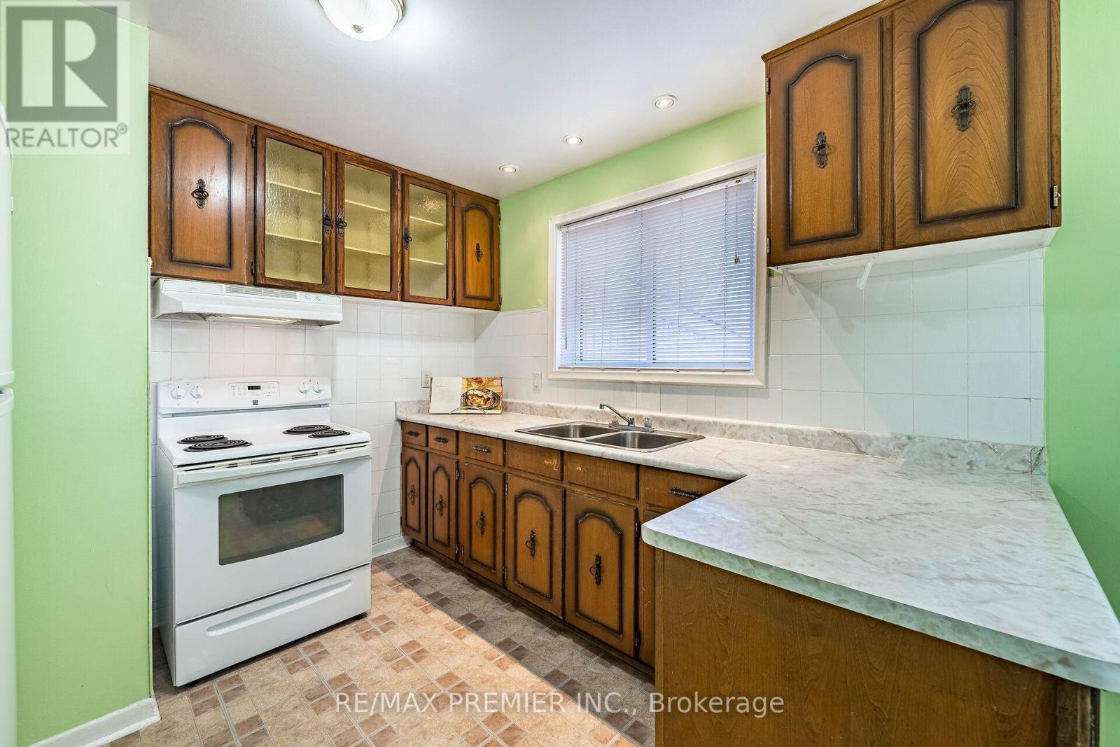 5 Valois Court, Toronto, Ontario M9V 2Z4 - Photo 9 - W13665382