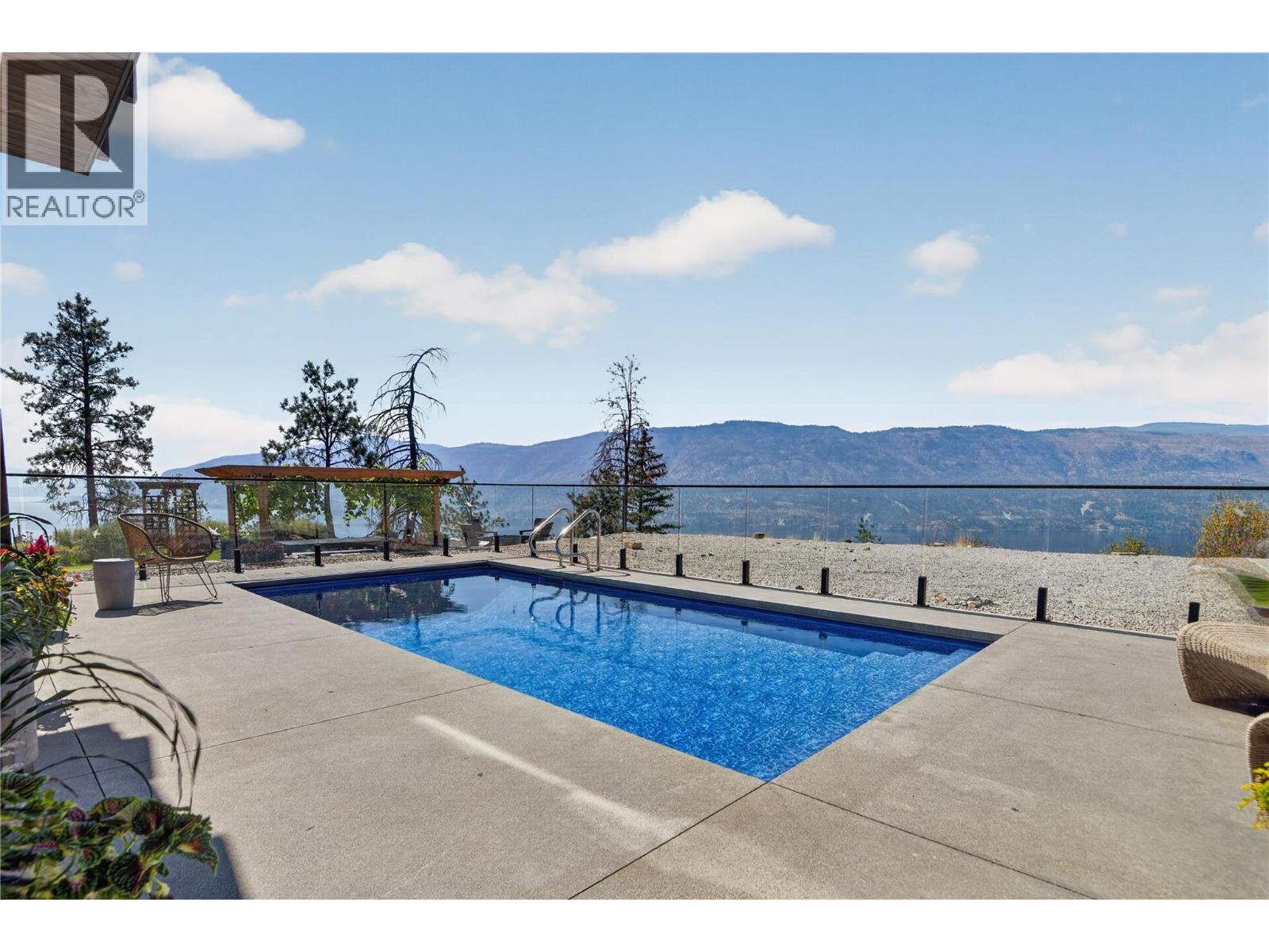 9988 Beacon Hill Drive, Lake Country, British Columbia  V4V 0A9 - Photo 2 - 10394380