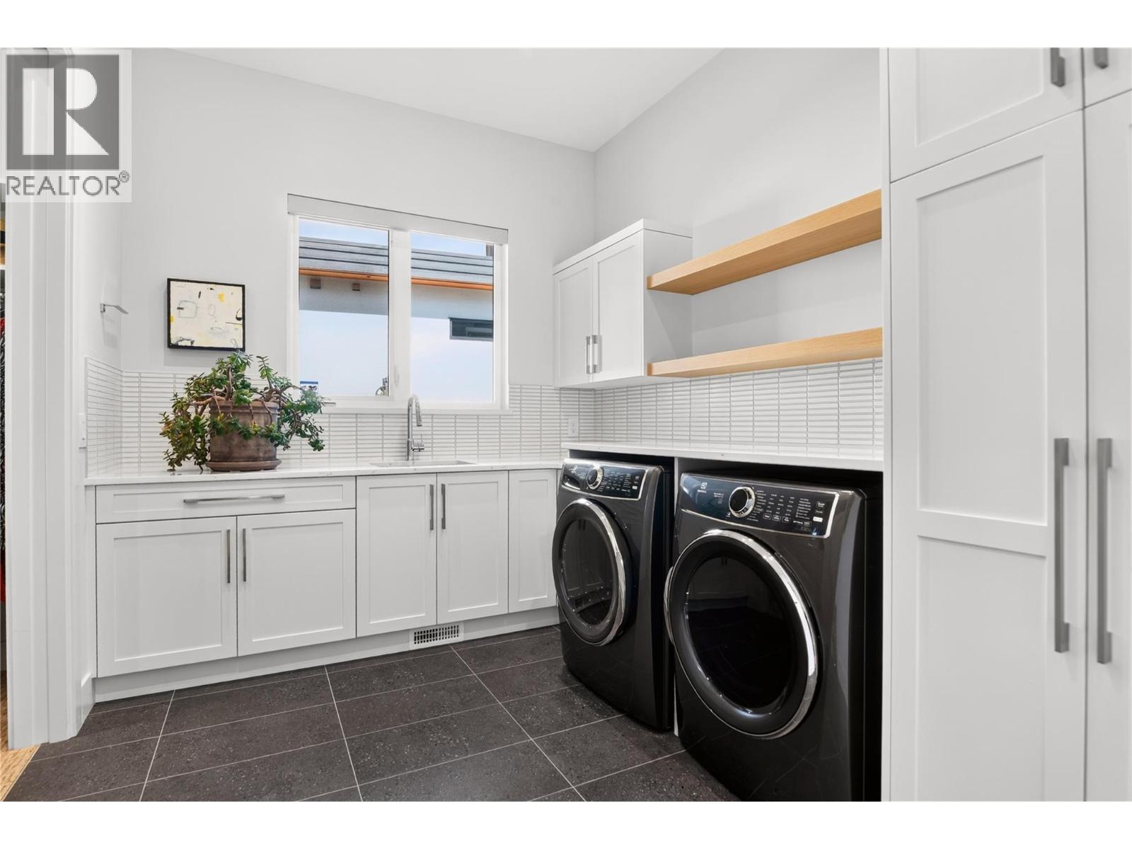 9988 Beacon Hill Drive, Lake Country, British Columbia  V4V 0A9 - Photo 31 - 10394380