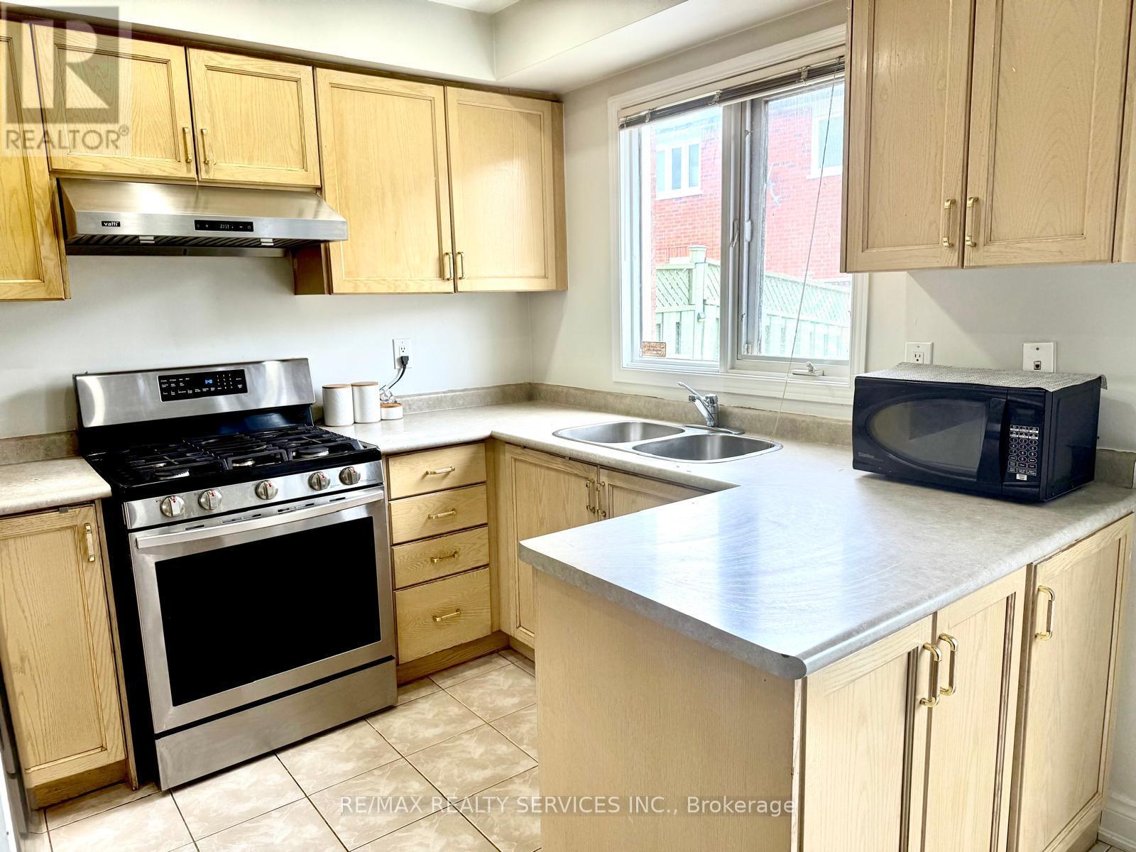 26 Penguin Lane, Brampton, Ontario  L6R 2C1 - Photo 7 - W13725704