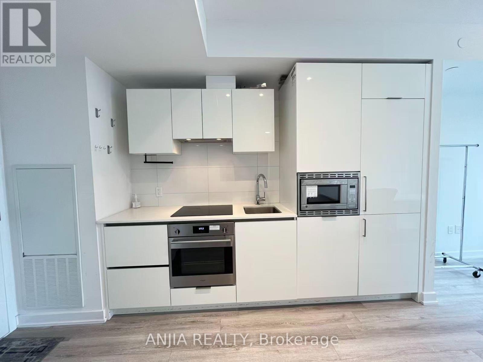 238 SIMCOE STREET, Toronto, Ontario