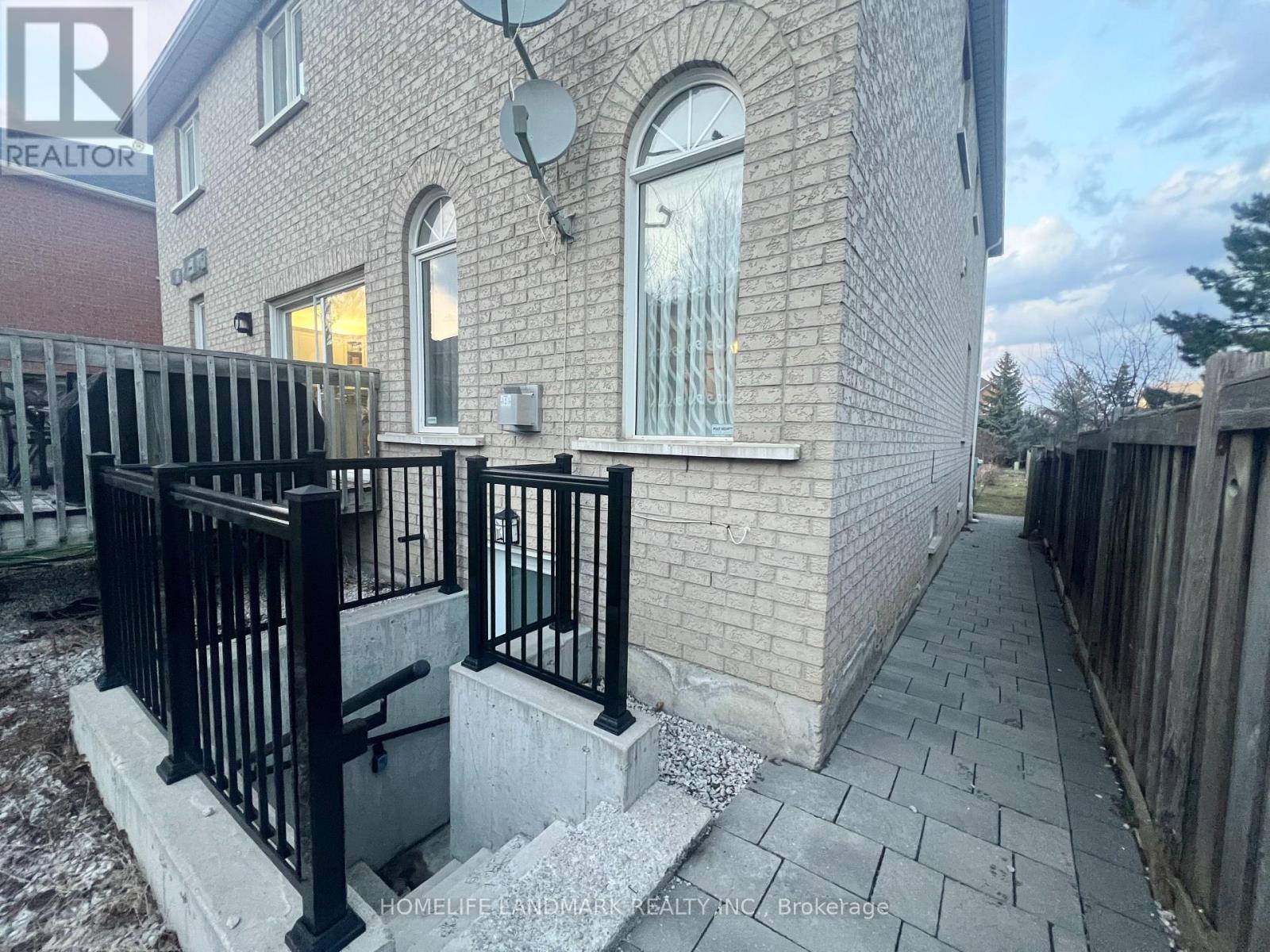 18 Fountain Court, Richmond Hill, Ontario  L4S 2K4 - Photo 3 - N13725736
