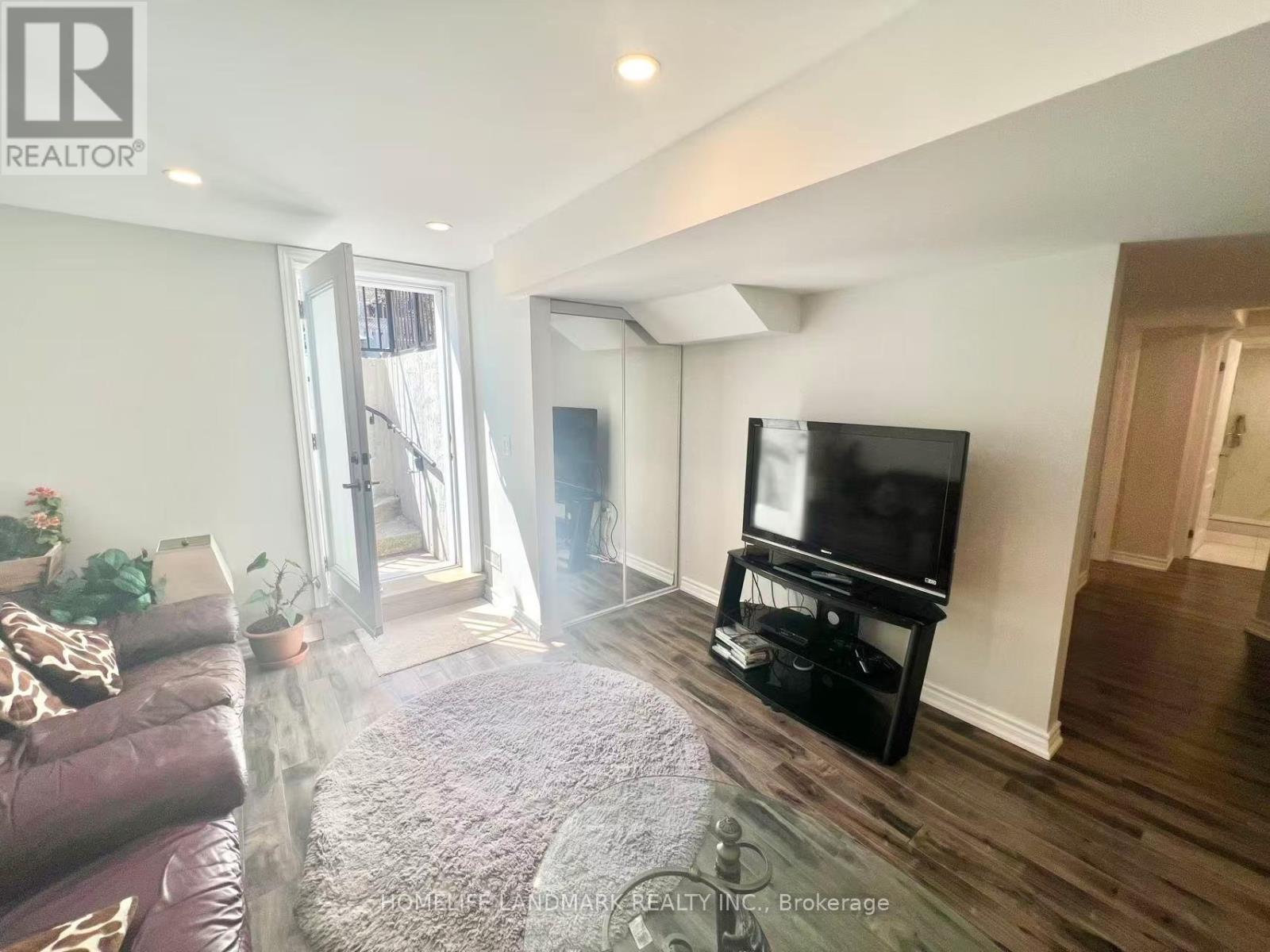 18 Fountain Court, Richmond Hill, Ontario  L4S 2K4 - Photo 4 - N13725736