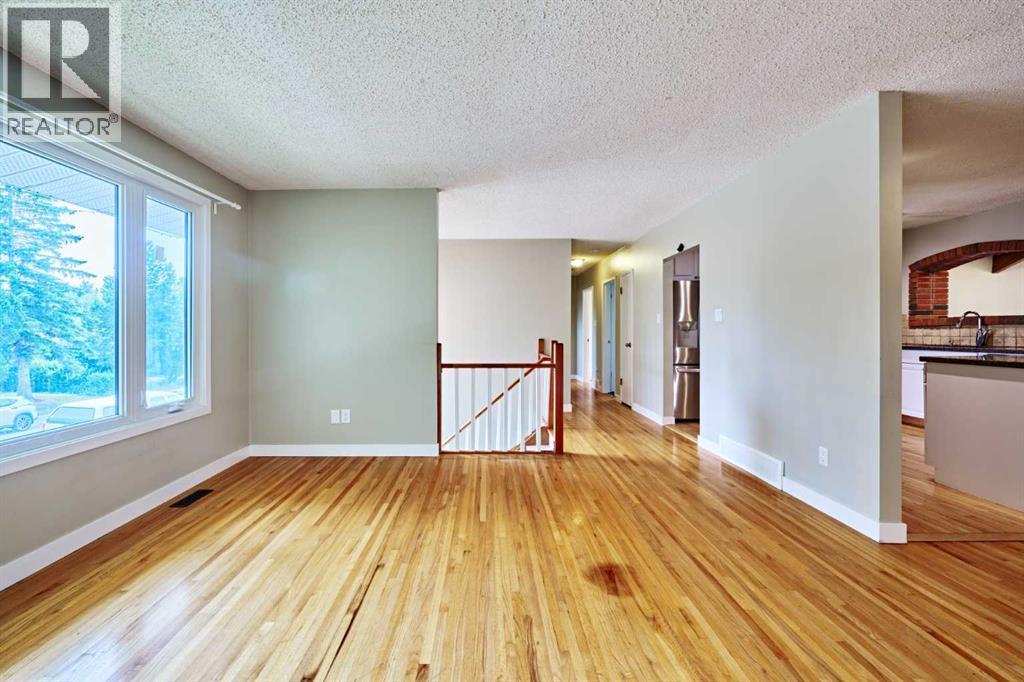 4820 49 Avenue NW, Calgary, Alberta  T3B 1E2 - Photo 9 - A2340597