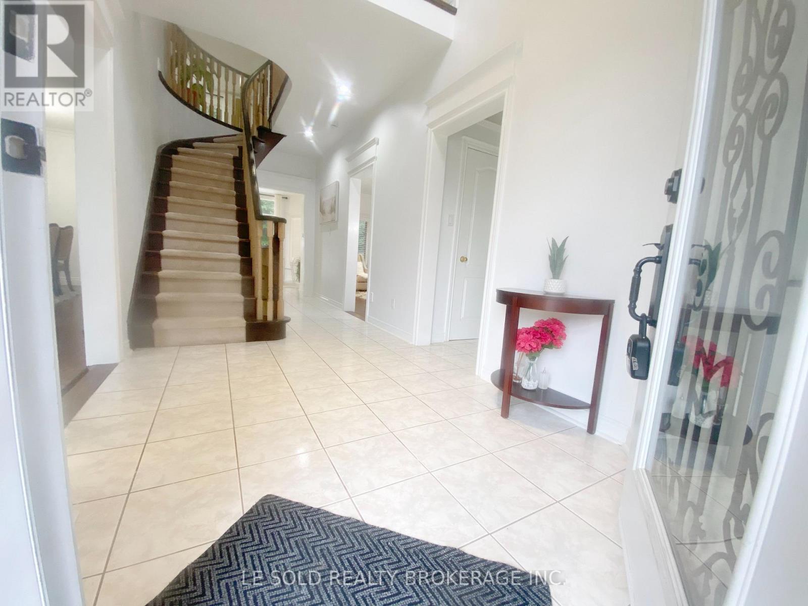 76 Larratt Lane, Richmond Hill, Ontario L4C 0E2 - Photo 2 - N13725812