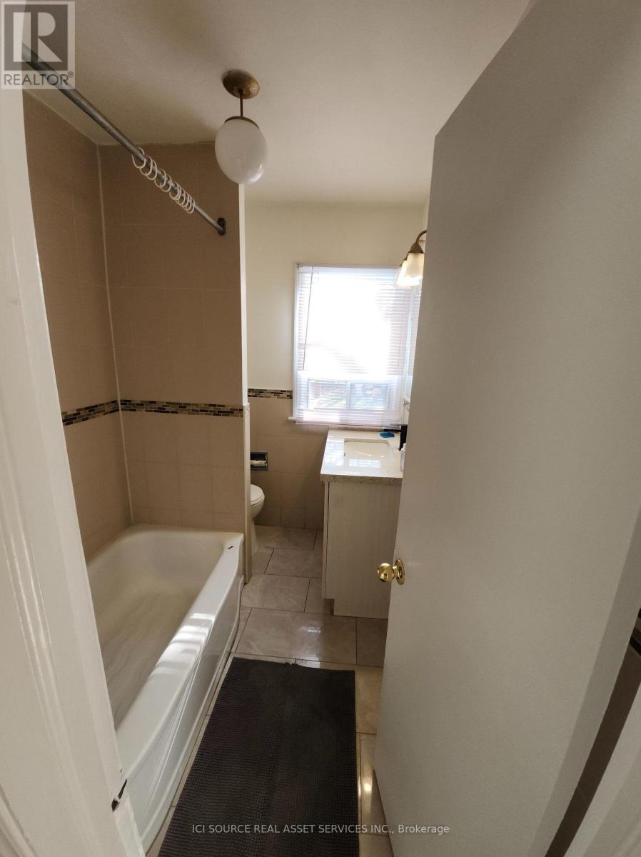 8 Talbot Road, Toronto, Ontario  M2N 2S9 - Photo 14 - C13725824