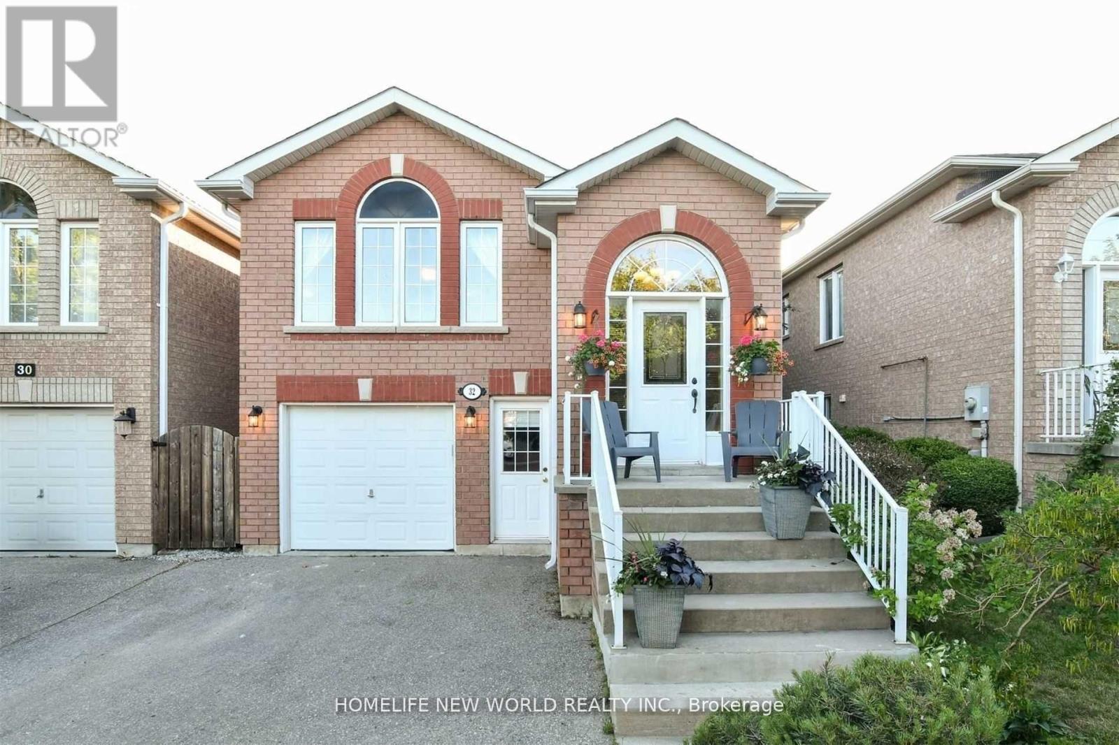 32 SMITH STREET, Bradford West Gwillimbury, Ontario