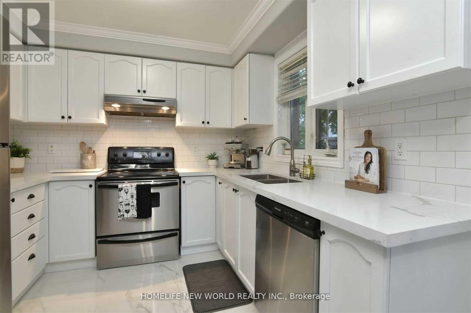 32 Smith Street, Bradford West Gwillimbury, Ontario  L3Z 3C9 - Photo 2 - N13725850
