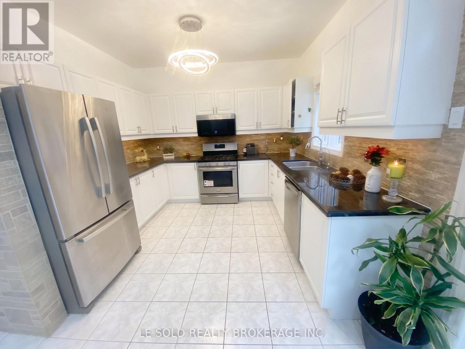 76 Larratt Lane, Richmond Hill, Ontario  L4C 0E2 - Photo 11 - N13725812