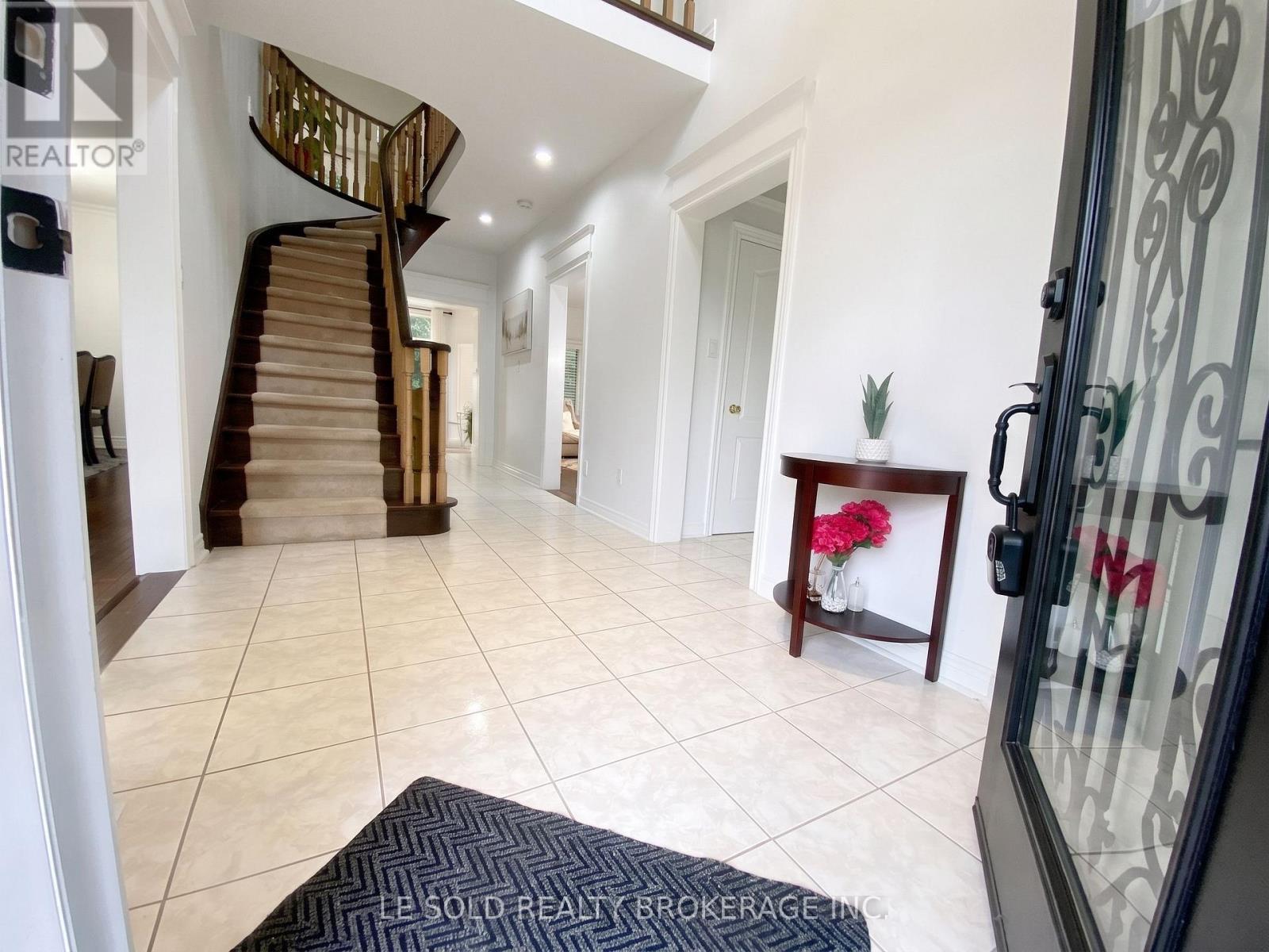 76 Larratt Lane, Richmond Hill, Ontario  L4C 0E2 - Photo 2 - N13725812