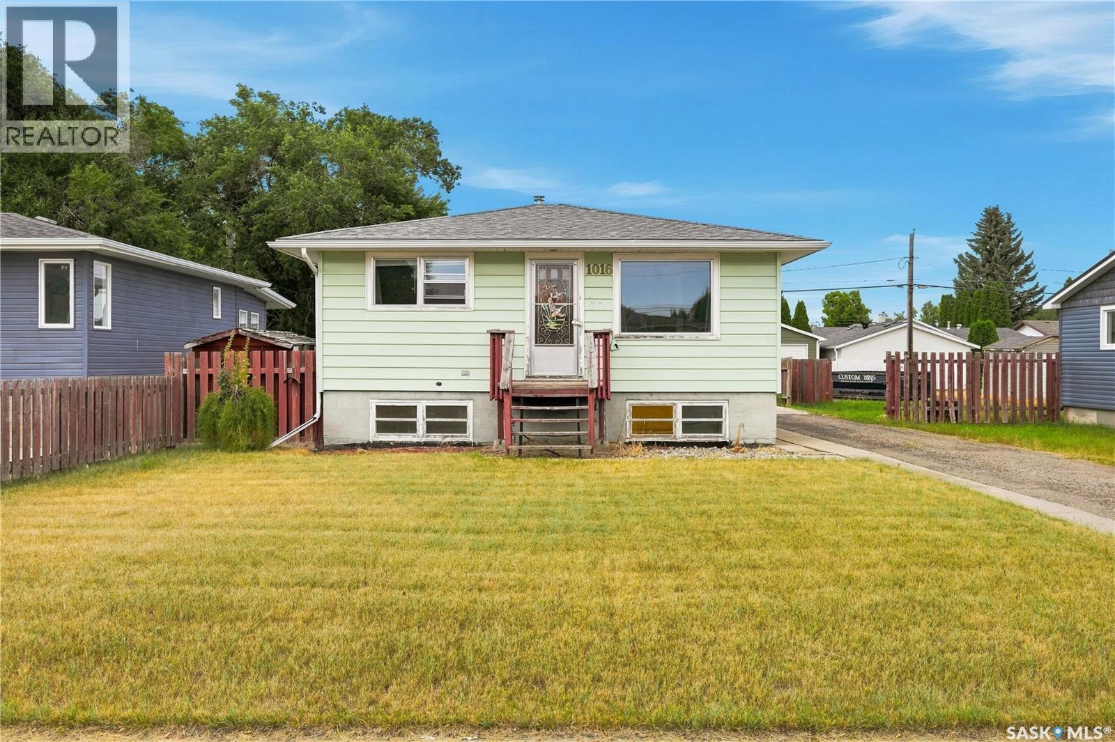 1016 Hastings Street, Moose Jaw, Saskatchewan  S6H 5R8 - Photo 2 - SK046776