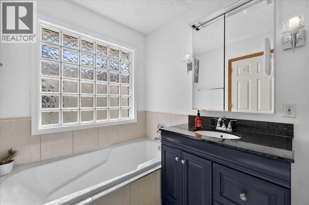30 Sierra Nevada Way SW, Calgary, Alberta  T3H 3M6 - Photo 19 - A2339032