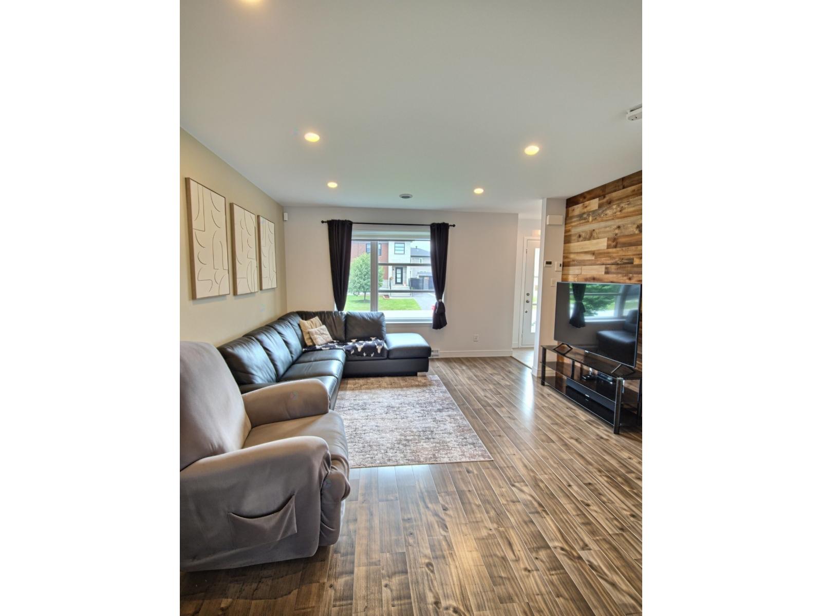 20 Av. des Pins Salaberry-de-Valleyfield Quebec Canada J6T0E9 2