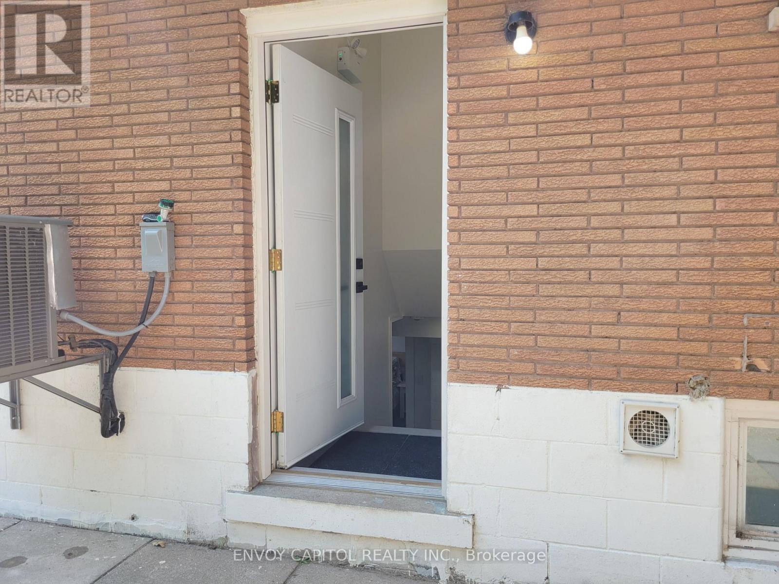 22 Bilardi Court, Hamilton, Ontario  L8H 3G3 - Photo 3 - X13725952
