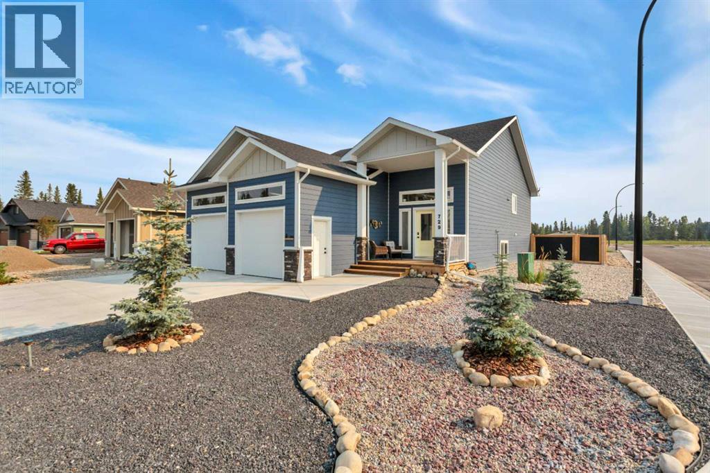 729 5 Street SW, Sundre, Alberta  T0M 1X0 - Photo 2 - A2341137