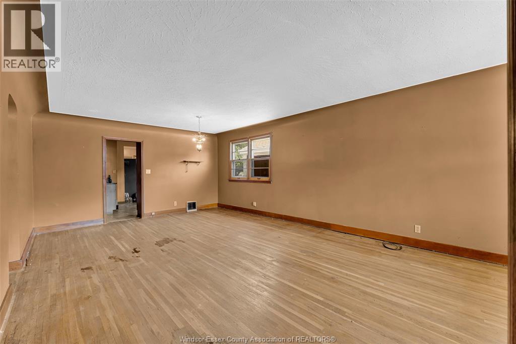 2258 Parkwood, Windsor, Ontario  N8W 2J9 - Photo 3 - 26020320