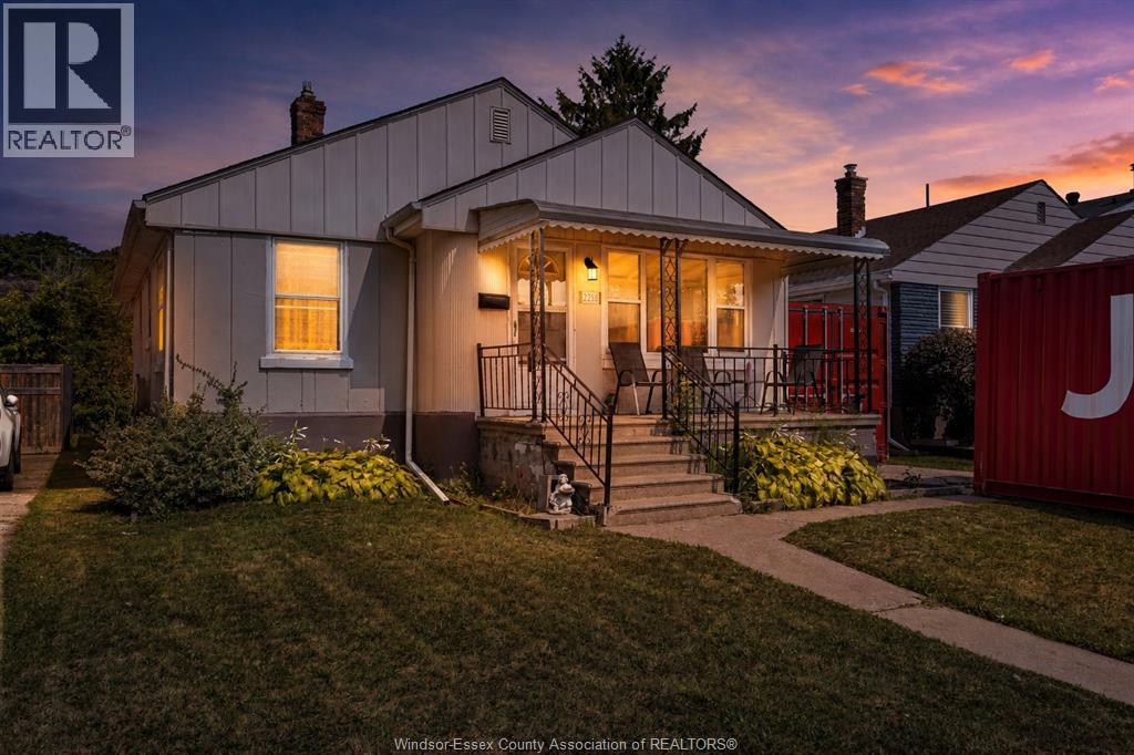2258 Parkwood, Windsor, Ontario  N8W 2J9 - Photo 2 - 26020320