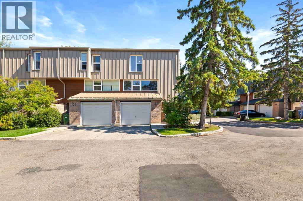 31 Brae Glen Court SW, Calgary, Alberta  T2W 1B6 - Photo 3 - A2340702