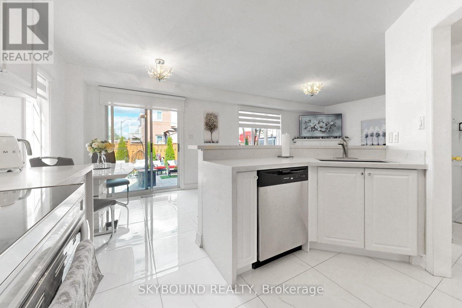 5925 Manzanillo Crescent, Mississauga, Ontario L5M 6Y6 - Photo 12 - W13726092