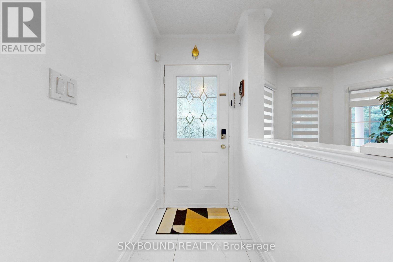 5925 Manzanillo Crescent, Mississauga, Ontario L5M 6Y6 - Photo 4 - W13726092