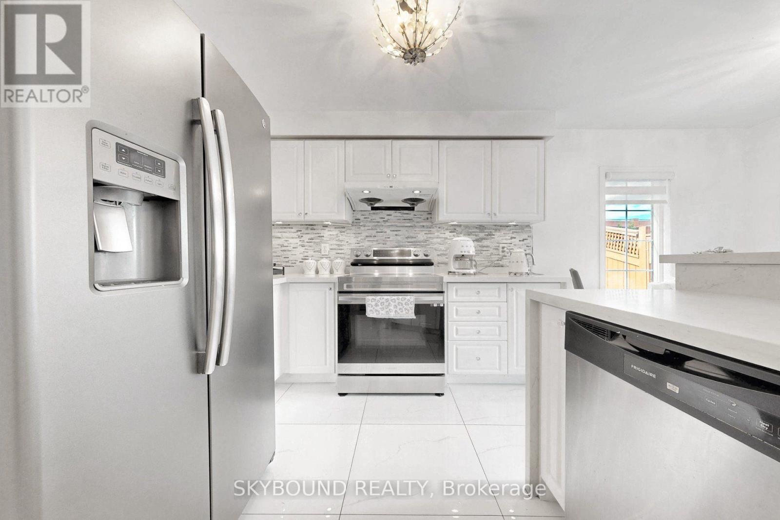 5925 Manzanillo Crescent, Mississauga, Ontario L5M 6Y6 - Photo 11 - W13726092