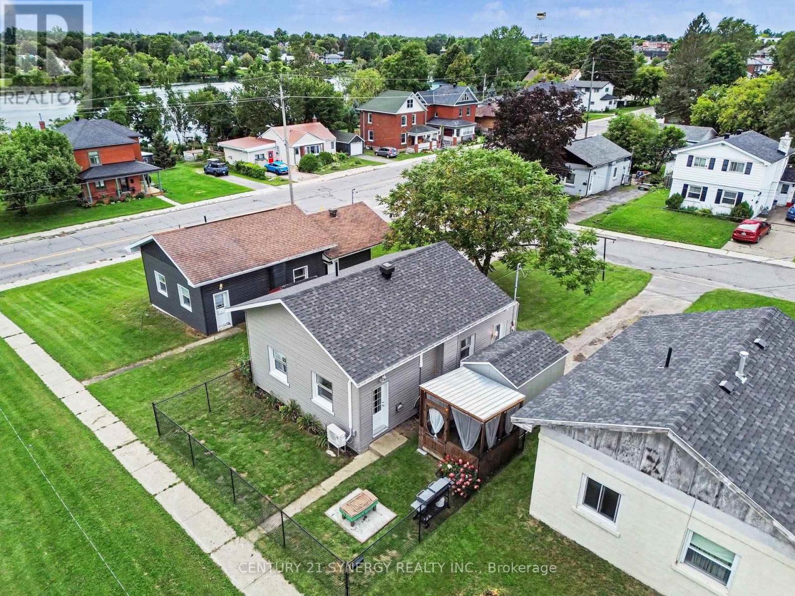 3 Mckenzie Avenue, Smiths Falls, Ontario  K7A 3G4 - Photo 2 - X13726096