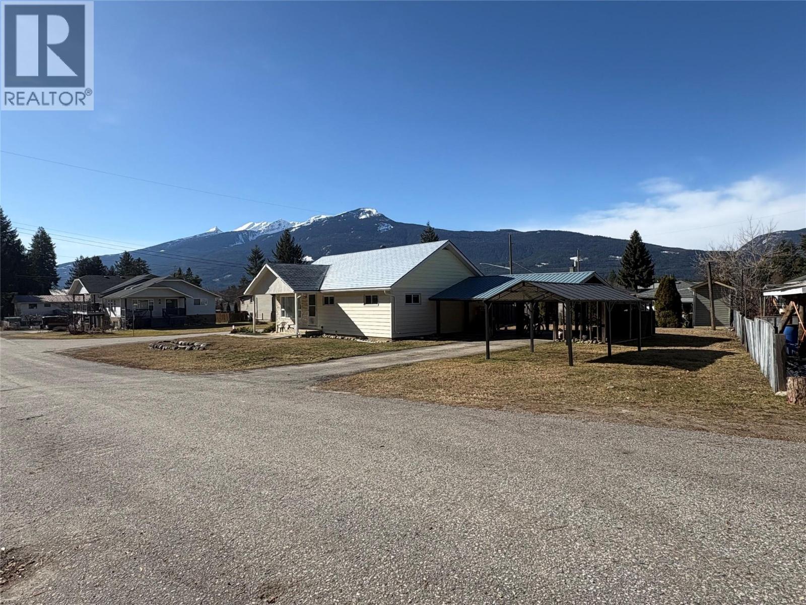 301 5th Street NW, Nakusp, British Columbia  V0G 1R0 - Photo 2 - 10383123