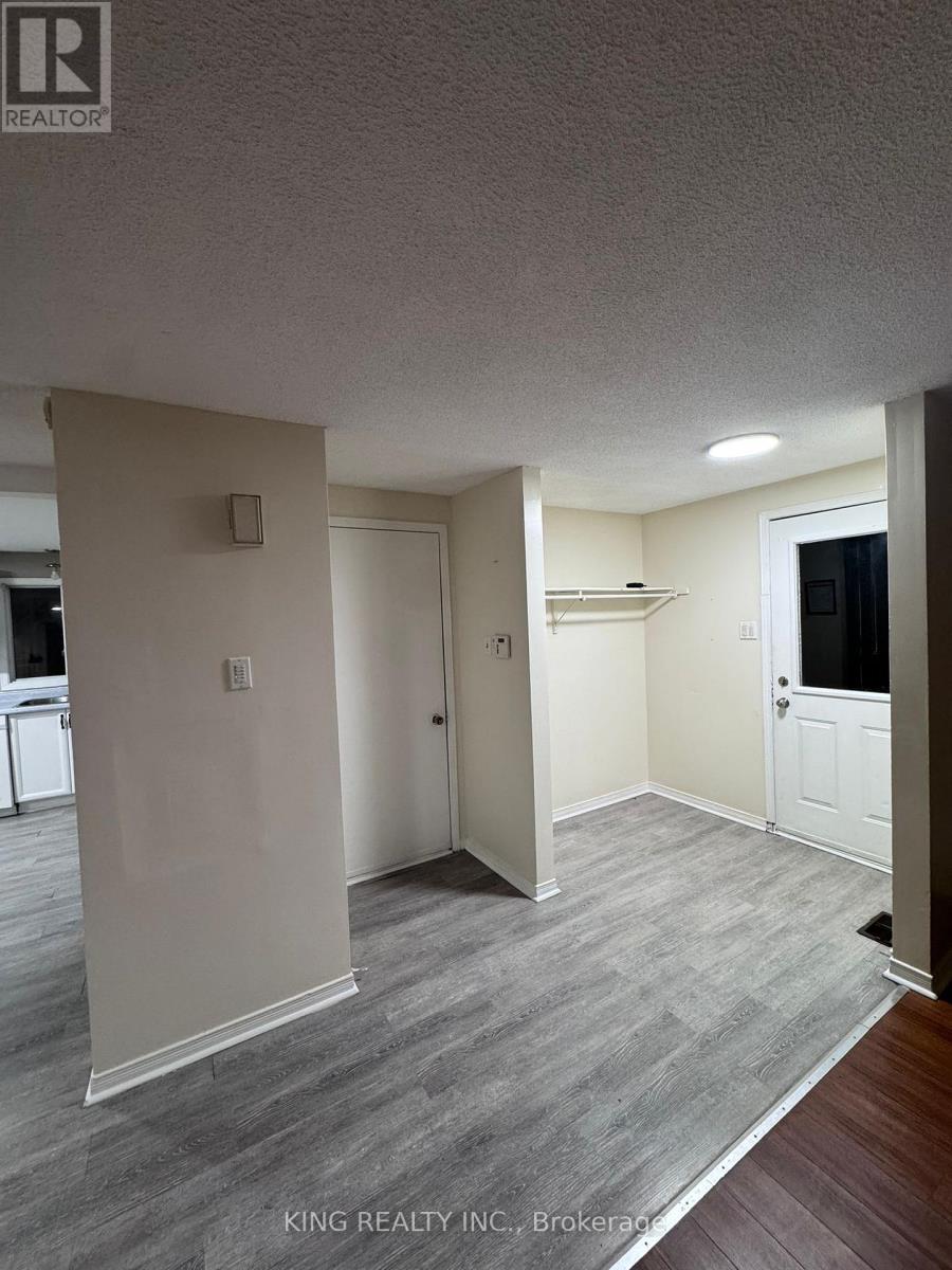 139 Hickling Trail, Barrie, Ontario L4M 5T7 - Photo 2 - S13726154