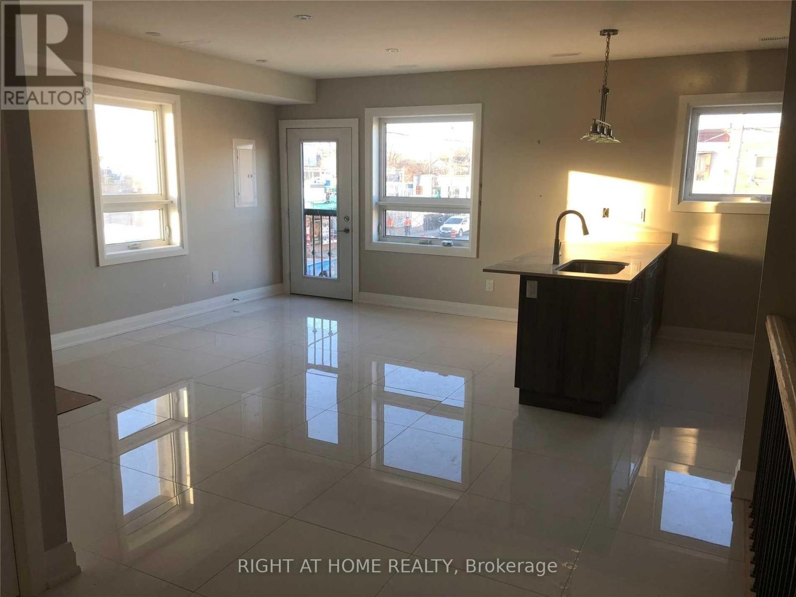 4 - 31 Alma Avenue, Toronto, Ontario  M6J 1N2 - Photo 3 - C13726192