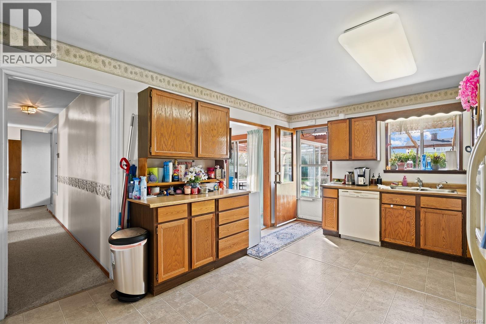 625 Broadway St, Saanich, British Columbia  V8Z 2G5 - Photo 10 - 1048194