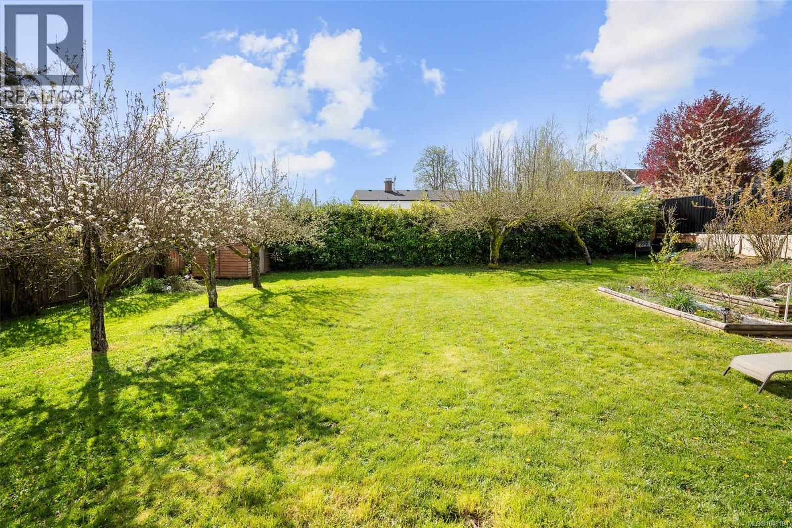 625 Broadway St, Saanich, British Columbia  V8Z 2G5 - Photo 33 - 1048194