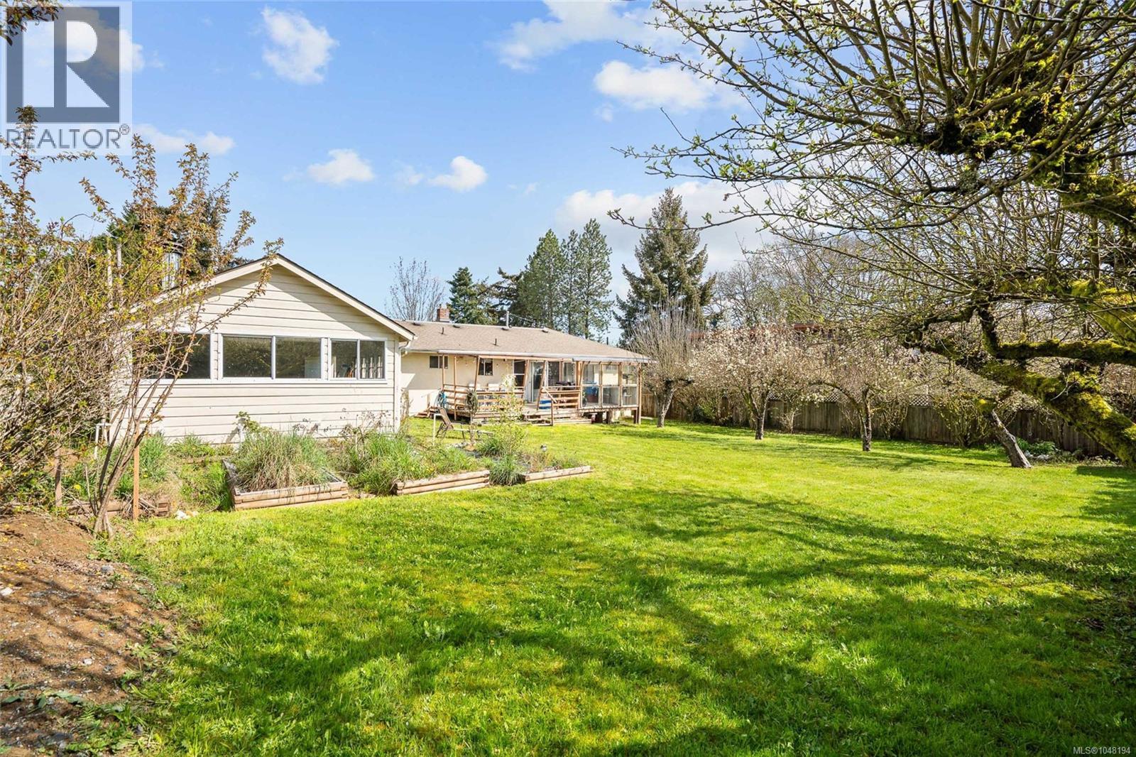 625 Broadway St, Saanich, British Columbia  V8Z 2G5 - Photo 34 - 1048194