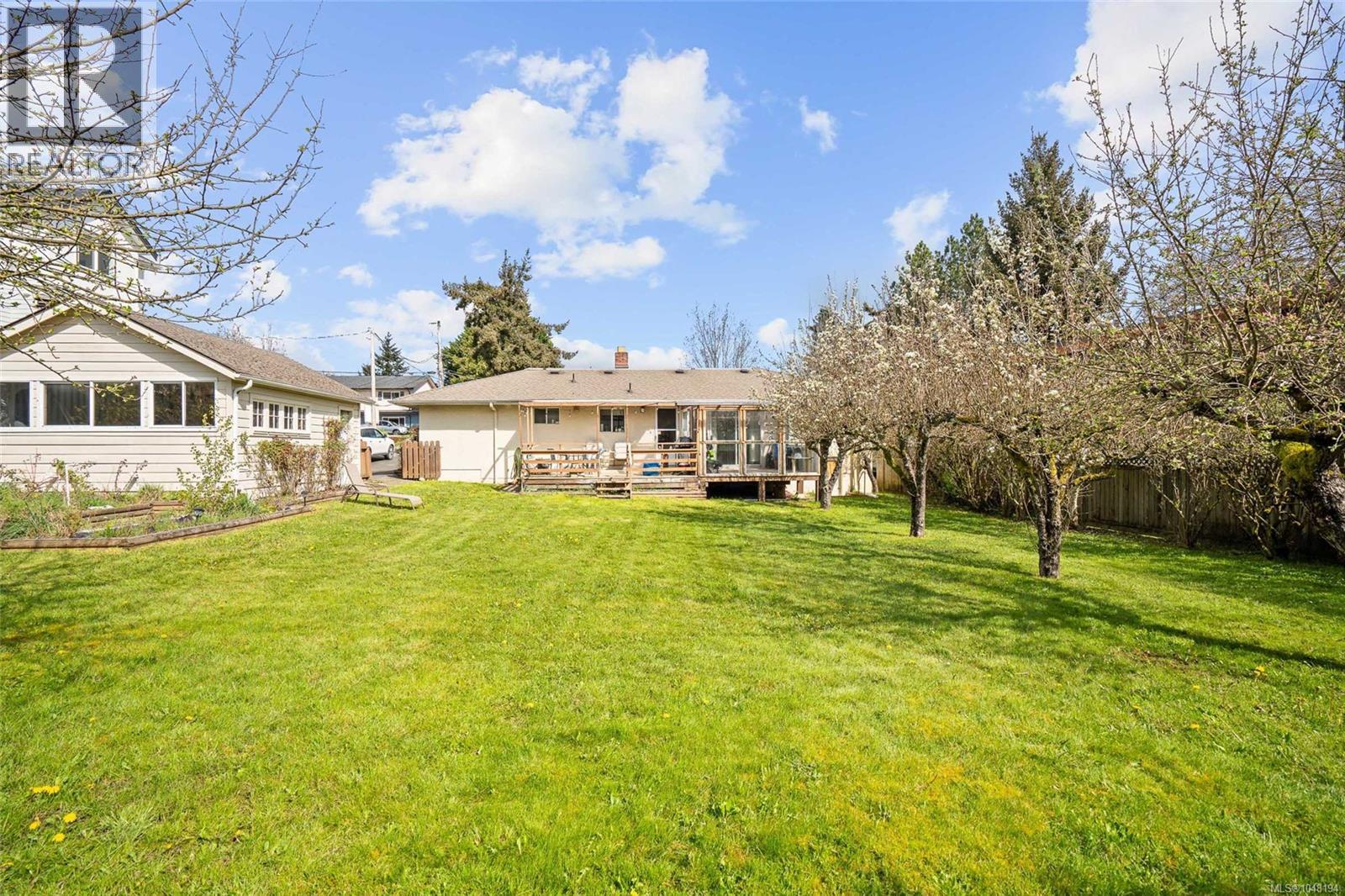 625 Broadway St, Saanich, British Columbia  V8Z 2G5 - Photo 38 - 1048194