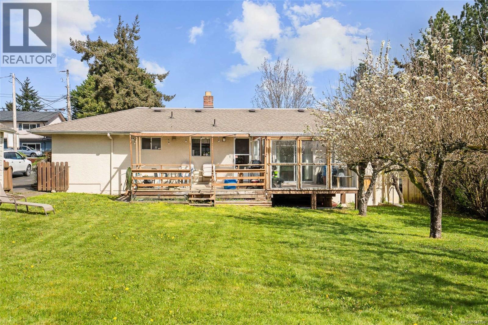 625 Broadway St, Saanich, British Columbia  V8Z 2G5 - Photo 39 - 1048194