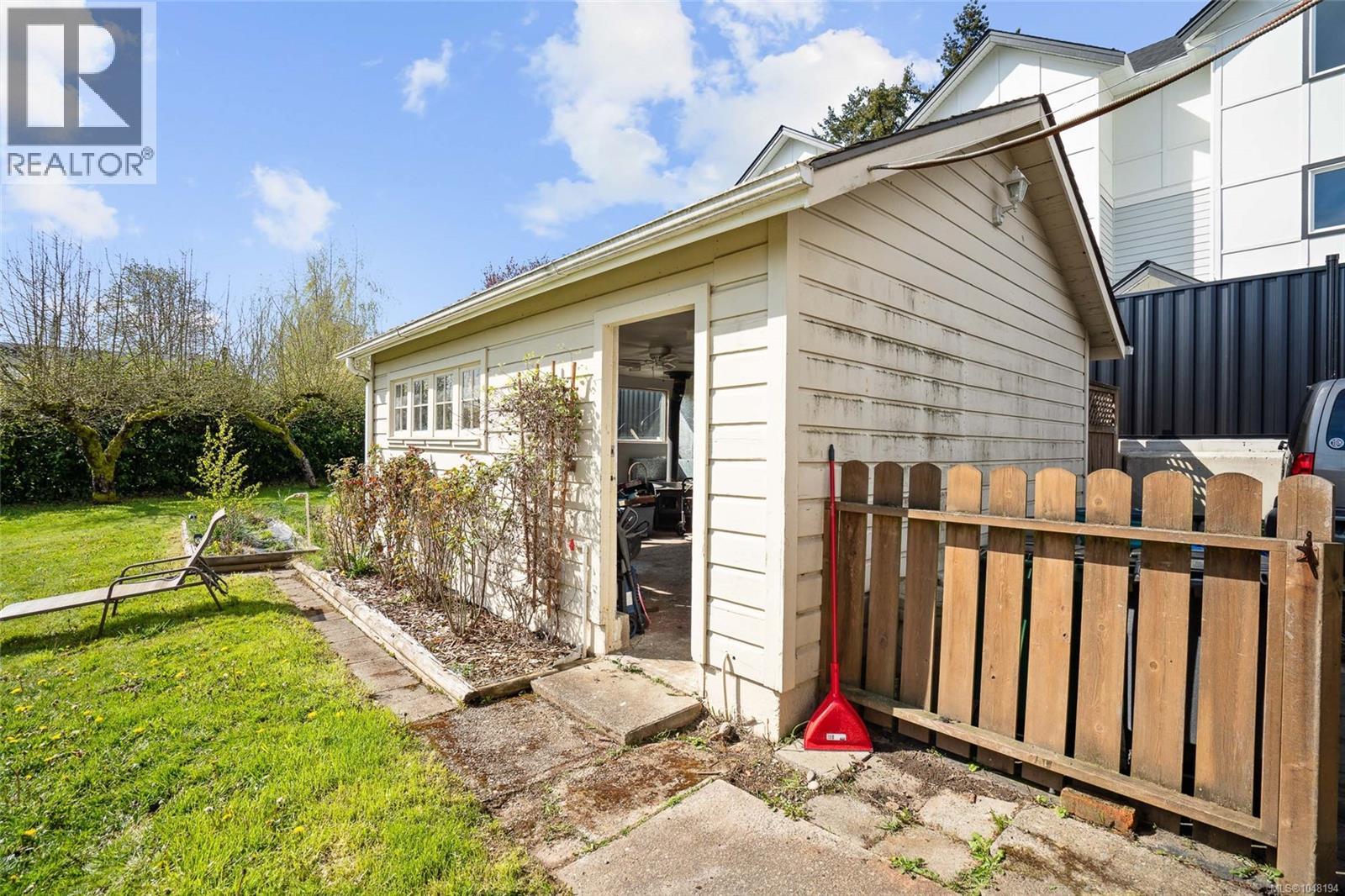 625 Broadway St, Saanich, British Columbia  V8Z 2G5 - Photo 41 - 1048194