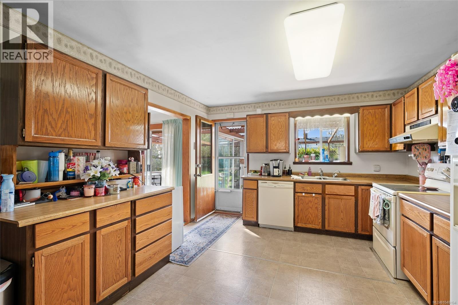 625 Broadway St, Saanich, British Columbia  V8Z 2G5 - Photo 8 - 1048194