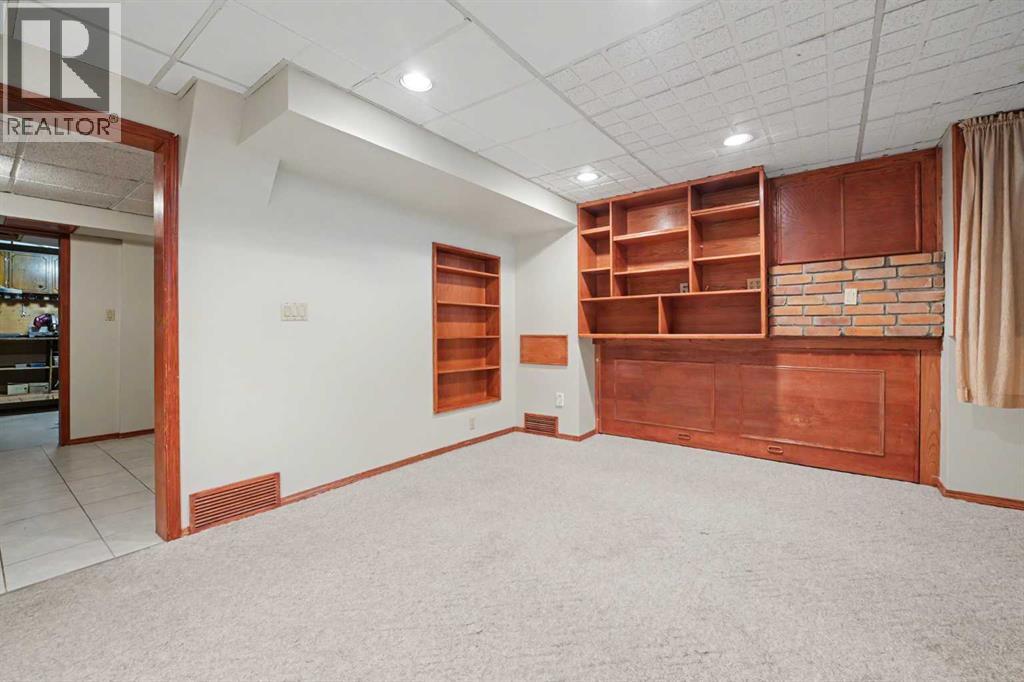 71 Coach Gate Way SW, Calgary, Alberta  T3H 1L7 - Photo 23 - A2340436