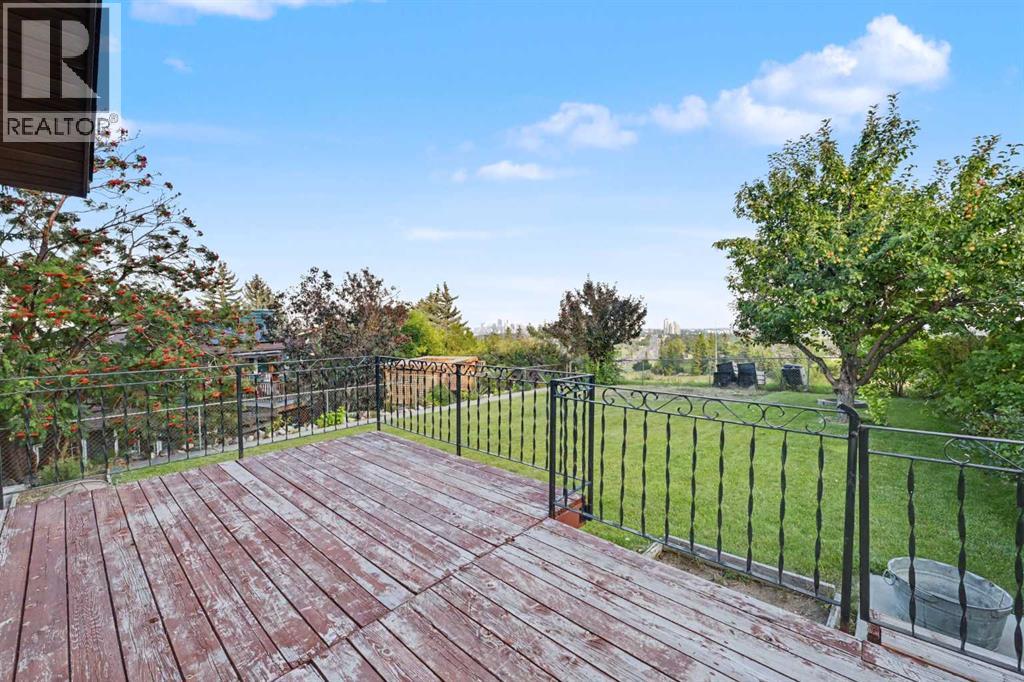 71 Coach Gate Way SW, Calgary, Alberta  T3H 1L7 - Photo 24 - A2340436