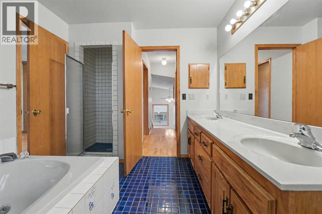 71 Coach Gate Way SW, Calgary, Alberta  T3H 1L7 - Photo 18 - A2340436