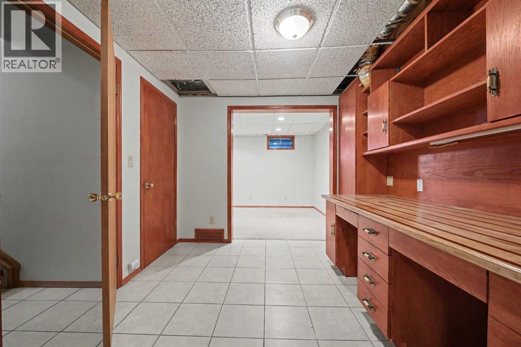 71 Coach Gate Way SW, Calgary, Alberta  T3H 1L7 - Photo 21 - A2340436