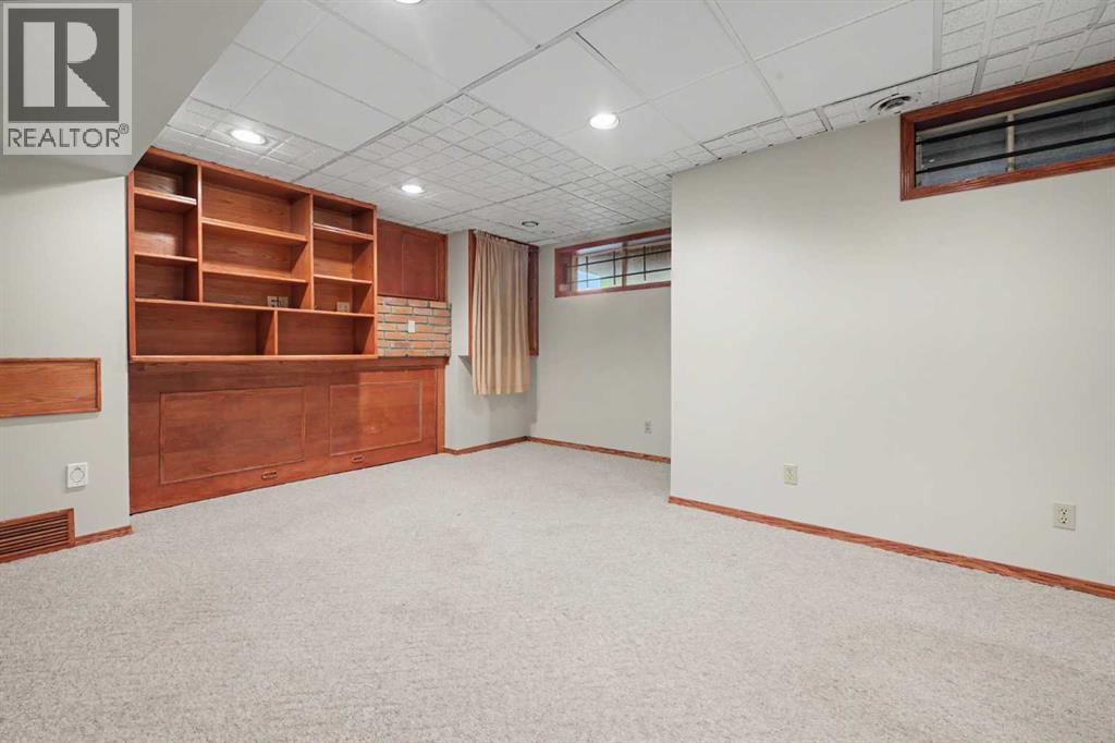 71 Coach Gate Way SW, Calgary, Alberta  T3H 1L7 - Photo 22 - A2340436