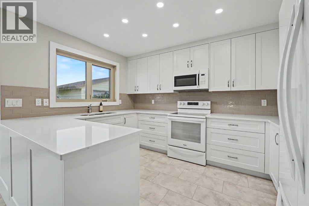 71 Coach Gate Way SW, Calgary, Alberta  T3H 1L7 - Photo 7 - A2340436