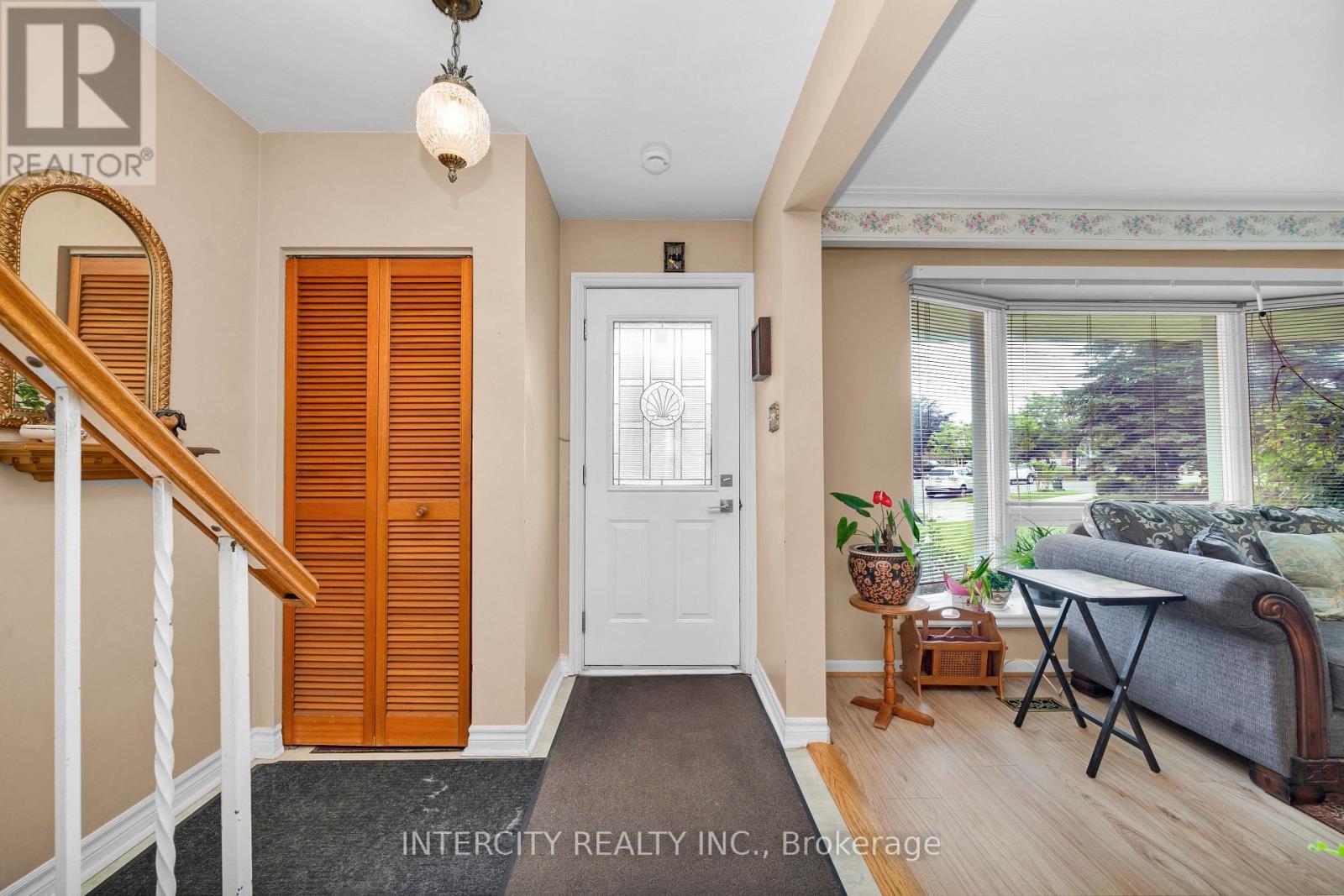 48 Goldsboro Road, Toronto, Ontario  M9L 1A7 - Photo 7 - W13432538