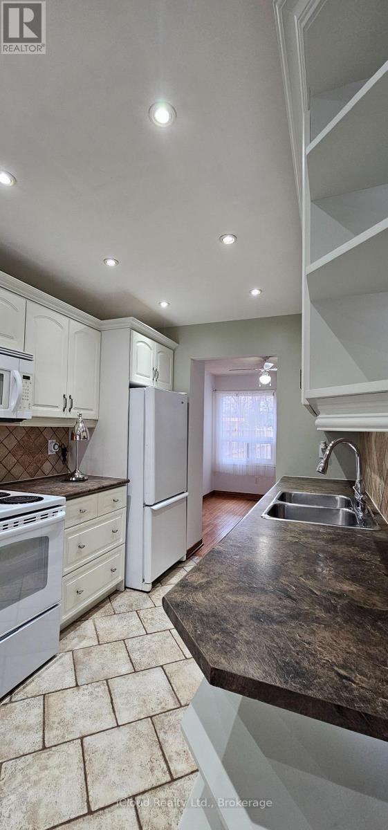 12 Simmons Boulevard, Brampton, Ontario L6V 3V5 - Photo 6 - W13726236