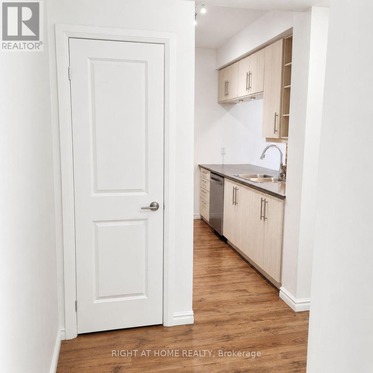 403 - 65 Oneida Crescent, Richmond Hill, Ontario L4B 0G9 - Photo 2 - N13726268