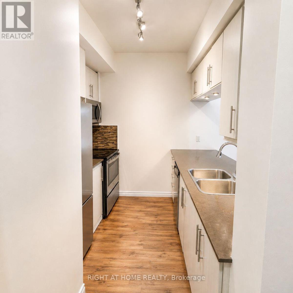 403 - 65 Oneida Crescent, Richmond Hill, Ontario L4B 0G9 - Photo 3 - N13726268
