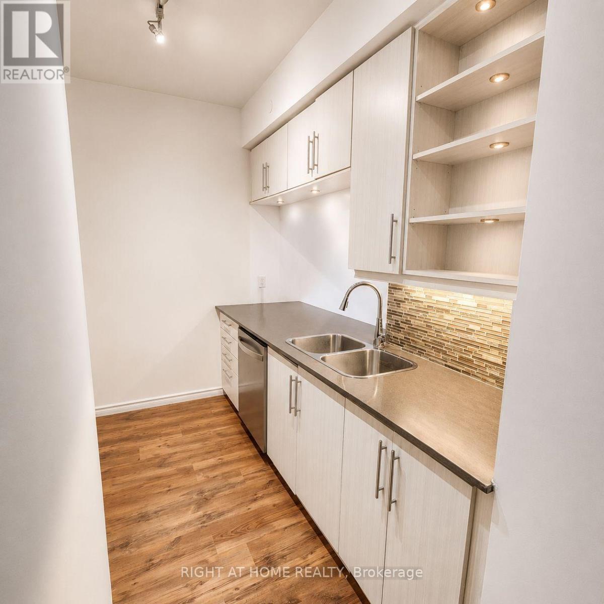403 - 65 Oneida Crescent, Richmond Hill, Ontario L4B 0G9 - Photo 4 - N13726268