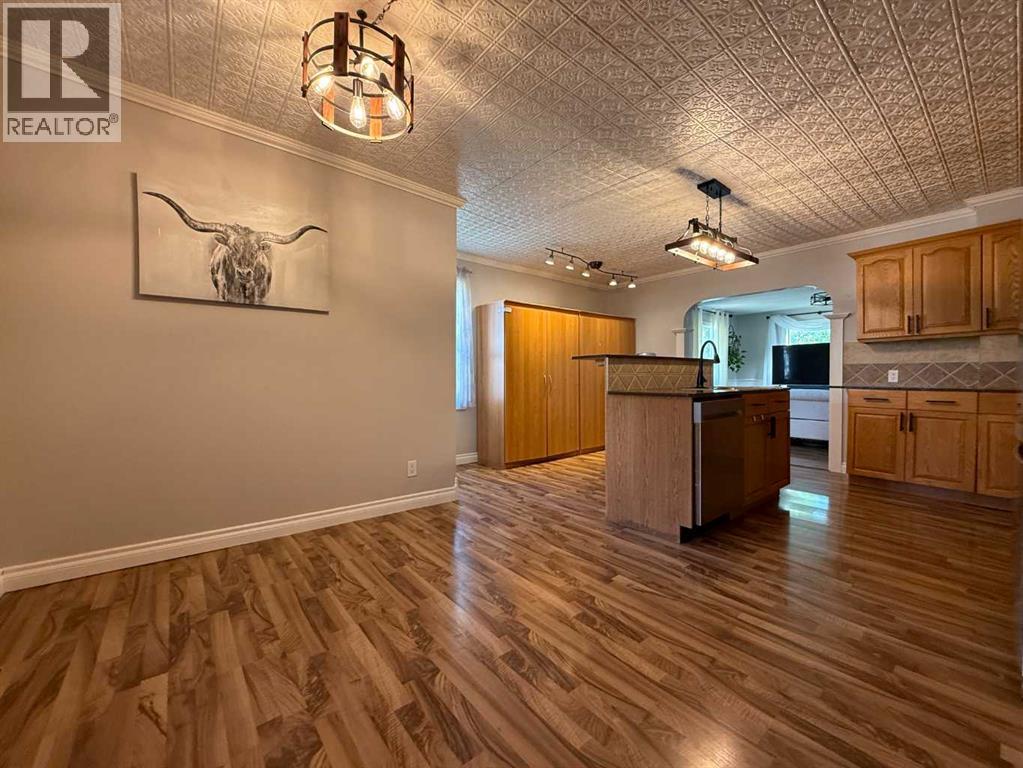 505 6 Avenue, Wainwright, Alberta  T9W 1A9 - Photo 3 - A2341240