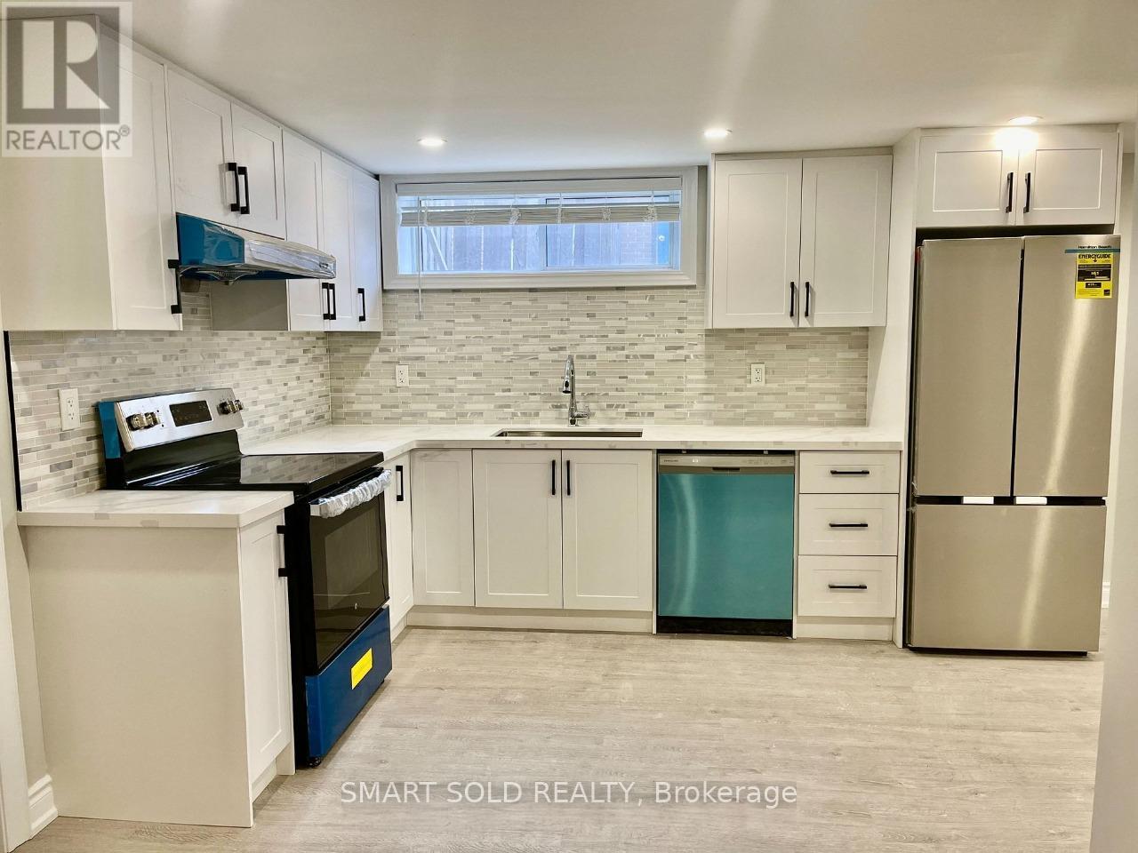 LOWER - 228 SILVERBIRCH DRIVE, Newmarket, Ontario